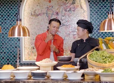 ĂN CẢ THẾ GIỚI Ở BÀ NÀ CÙNG HOÀNG PHI